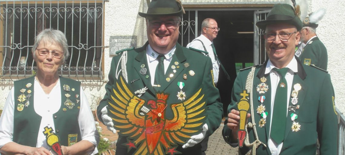 Schützenkönig Ralf-Dieter Schlüsener mit 1. Ritter Klaus Schäfer und 2. Begleiterin Maria Schumacher
