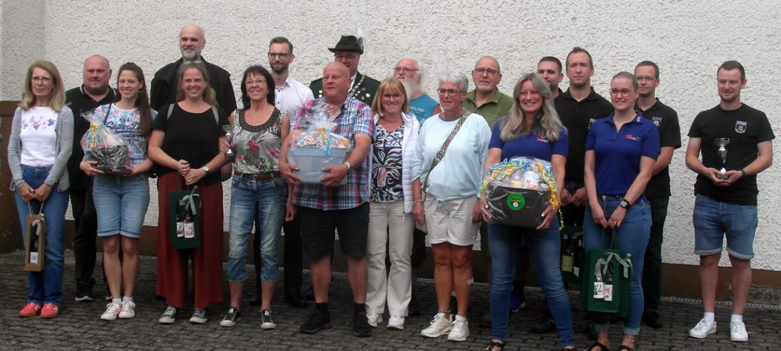 Die Sieger des 47. Verbandsgemeinde-Pokalschießens 2026 mit VG-Bürgermeister Dr. Ulrich Richter-Hopprich, dem Vorsitzenden der Schützengesellschaft Thore Adler und dem amtierenden Schützenkönig Ralf-Dieter Schlüsener